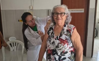Prefeitura inicia vacinação com Pneumo 20 para idosos a partir de 85 anos e reforça atendimento aos acamados